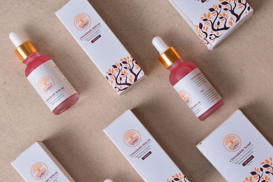 Gamme de produits cosmétiques en flacons